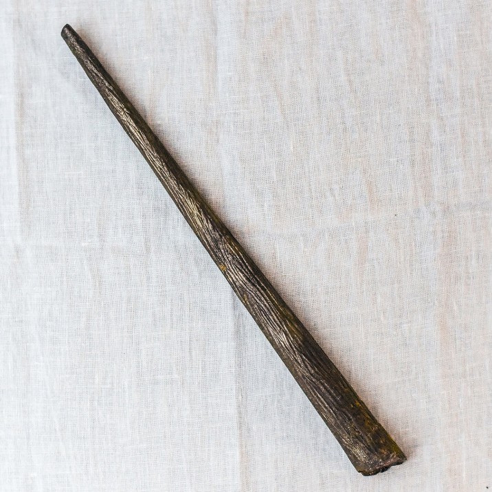 This golden wand takes it’s name from the Gaelic word for ‘magic’.