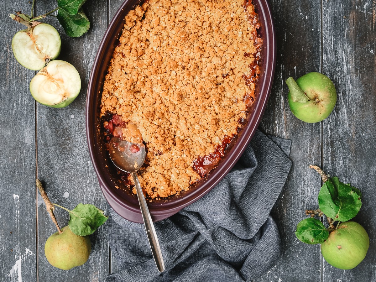 Easy Recipe On How To Make A Bramble And Apple Crumble.